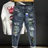 Heren jeans herenjeans gebroken taps toelopend gescheurd met gedrukte broek grafische retro Koreaanse mode gescheurde slanke fit man cowboy broek ontwerper gaten t240419