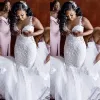 Vita spetsar bröllopsklänningar skräddarsydda sjöjungfru plus storlek blommiga applikationer spaghettiremmar ärmlös 2024 afrikanska brudklänningar