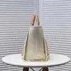10A Quality Designer Summer Beach Handtasche Glitzer Büro Hochwertig klassische Leinwandbeutel mit Knopf Retro -Frauen -Eimer -Tasche