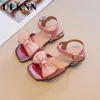 Childrens High Heels Sandalen Kindermädchen Strand 2023 Baby Bogen Mittelsbuße Prinzessin Schuhe 240408