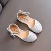 Sandaler flicka prinsessor skor strass pärla barn bröllop fest enstaka skor mode mångsidiga barn söt koreansk stil platt sandaler 240419