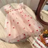 Flickans klänningar 2024 Nya sommarflickor för klänning Flying Sleeve Childrens Bow Strawberry Brodery Mesh Princess Dress 1-5 år Baby Girl Clothes D240423