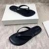 Slippers 2024 Zomer voor vrouwen strandschoenen PVC Flats smalle bandglaasjes glijden op clip teen casual slippers schoen sandaal