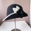 Chapeaux à bord large de style hepburn français camellia paille bouclée bouclée du chapeau de paille de mer de la mer pour la mer de la mer en noir et blanc