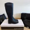 Chaussures bottes petits parfums longs hiver mi-longueur en cuir en cuir talon plat pour femme à la glissière martin martin