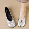 Buty swobodne 2024 Kobiety dzielone palce płaskie Mary Janes Silver Pumps poślizg na wygodnych kapciach miękkie mokasyny
