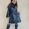 Джакеки PDMCMS Girls Кожаный ветровый пальто 2024 Детская осень и зимняя текстурная куртка на талии в середине длины