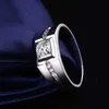 Solitaire Ring Solitaire Male Ring 925 Sterling Silver 0.5CT AAAAA CZ ANGAGNE STONE ANGRATION BADE DE MEADURE POUR MEN LURXE PARTY BIELRIR D240419