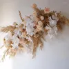 Decoratieve bloemen Aangepaste luxueuze kunstmatige bloemrijarrangement Golden blad bruiloft boog achtergrond muur decor hangende hoek