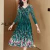 24 Moda Floral Green Velvet Dresses Women Designer Férias Festas de férias chiques Midi vestidos plissados de manga longa outono de inverno em vil de gola alta fita de aniversário elegante de aniversário 17