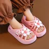 Sandalen Neue Sommer Kinder Pantoffeln Blumenmuster geschmeidiger Komfort Sandale für 2-8 Mädchen Nicht-Rutsch-SeaBeach Flip Flops Home Kinder Schuhe 240419