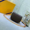 Mini Bumbag Crossbody Bag Stylowe wytłaczanie Pasek Bor Bak Mężczyzn Torby na piersi łańcuch i skórzany pasek na ramię Crossbody 82208 AA