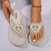 Slippare Storlek 36-40 Kvinnor 2024 Summer Fashion Leisure Heart Shaped Cool Flip Flop Indoor Flat Bottom Ladies Sandals