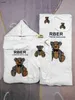 Populära nyfödda jumpsuits dockbjörnmönster småbarn fem stycken set storlek 52-80 cm jumpsuit saliv handduk hatt fang bei omfamnar en täcke 24 april