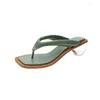 Klänningskor 2024 Summer Casual Square Head Flip Flop Crystal Transparent Ball Low Heel Women's Sandals med fashionabla designkvinnor