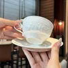 Kopjes schotels Franse romantische reliëfkoffie beker en bord afternoon tea latte keramische ontbijt havermelk