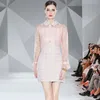 Casual Dresses Runway Sweet Lace Splice Tweed Pink Dress Women Sexig Se genom broderi Hög midja A-Line Princess Party Mini Spring