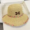 Kvinnor Fashion Flower Decoration Fisherman Hat Straw Woven High Top Sun Visor Hat Designers nya handgjorda vävda hatt med dammväska