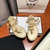 Designer Herringbone Slippers 2023 Printemps et été Nouveau Pearl Hollow Metal Buckle Clip Toe Toe Roman Women's Shoes A6