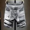 Herren Shorts Graphic Man Denim Shorts Multi -Farb -Kurzjeanshosen für Männer Frachtbermuda mit Text Stretch Jorts dünne blaue koreanische Mode XL T240419