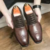 Casual skor storlek 38-46 män klär handgjorda brogue stil paty läder bröllop lägenheter oxfords formella