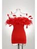 Casual jurken 2024 zomer rode kleur vrouwen sexy van de schouder bodycon mini -jurk veren vieren trouwfeestoutfit Vestido