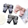 Brosches Korean tyg Bow Tie Rhinestones Pearl Taseel Flower for Women College Style Shirt Collar Pins Luxulry Smycken