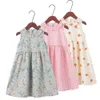 Flickas klänningar sommarklänningar för flickor barn 2-12 år prinsessa söta blommor persikor tryckt ärmlös kronblad krage dagd klänning d240423