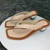 Klänningskor 2024 Summer Casual Square Head Flip Flop Crystal Transparent Ball Low Heel Women's Sandals med fashionabla designkvinnor