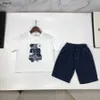 Luxury Baby Tracksuits Summer Kids Designer Kläder Storlek 90-150 cm lapptäckmönster Tryckpojkar T-shirts och blå denimshorts 24 April