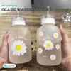 Garrafas de água garrafa de palha de vidro bebendo menina clara