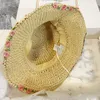 Décoration de fleur de la mode pour femmes Chapeau pêcheur de paille tissé haut haut de soleil Visor du chapeau du chapeau de créateur de créateur à la main avec sac à poussière