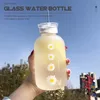 ウォーターボトルストローボトルガラスの飲酒ガールは澄んでいます