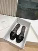 Дизайнерские туфли рядные котенок и кожаные сандалии модные комбинированные скольжения Slide Scuffs Slippers Роскошные кожаные кибил-мулы повседневная сексуальная обувь Размер 35-40