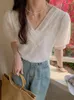 Blouses feminina Summer Puff Puff Manga curta Blusa de renda Tops casuais para moda Camisa de lantejoulas em vinhcia em V 2024