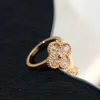 Lüks Top Marka Kadınlar Vancefe Ring Beyaz Altın Tam Elmas Yaprak Yüzüğü Premium Sense Ins Soğuk Rüzgar Bantlı İşaret Yüzüğü