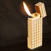 Briquet de roue de broyage classique avec technologie de sculpture exquise, mini-flamme ouverte rétro ouverte plus légère, cadeau des hommes d'affaires