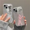 Mobiltelefonfodral Ins Korea Pearl Bowknot Pendant Plating Phone Case för iPhone 15 14 12 13 Pro Max 11 Silver Gift Cover Lens Protected Shell J240418
