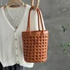 Drawess hohl -out -Bucket -Tasche für Frauen Luxusdesigner Handtaschen und Geldbörsen 2024 in ungezwungener pu handgefertigter Gewebe kleiner Schulter