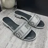 Designer dames slippers glijden op sandalen klassieke lage dikke hakken strass diamant dia's luxe letters letter muilezels buiten strandschoen zilveren zwarte vrije tijd schoen