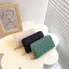 Handbag feminina de saída de fábrica 3 cores design de nicho de moda longa carteira grande cor de couro correspondente mulheres carteiras clássicas bolinhas de bolinha saco 8566#