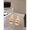 Slippers Xiaoxiangfeng Dames Summer Out -wear: Metal Buckle Flat Bottom Bottom One Word Strap Beach Sandals Women