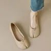 Buty swobodne 2024 Kobiety dzielone palce płaskie Mary Janes Silver Pumps poślizg na wygodnych kapciach miękkie mokasyny