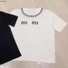 Marka Mui T Shirt Kadın Mivmiv Tasarımcı Yüksek Kaliteli Pamuk Yuvarlak Boyun Miui Nakış Çok Yahudi Kısa Kollu Gömlek Kadın Yaz Bezi 3741