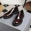 Scarpe eleganti in pelle incisa da uomo a forma di sola farsi fatti a mano abbigliamento in stile