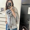 2024 Designer Silk SCARF Zomer Luxe kleurrijk Logo Silk Cashmere Fabric High-End Classic Letter Vierbladige klaverpatroon Designer SHAWL SCANF Geschenk 70*180