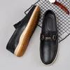Casual Shoes 2024 Äkta lädermän Män glider på loafers mockasins italienska bekväma mode manlig båt
