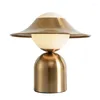 Lampy stołowe Postmodernistyczne lampa złotego kapeluszu LED Nordic Prosty dziecięcy pokój dla dzieci sypialnia nocna szklana lekka domek dom deco lihting