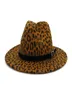 Herfst winter vrouwen mannen wijd rand leopord bedrukte faux wollen hoeden dame panama vintage fedora hat jazz cap met riemgesp 60 cm3292960