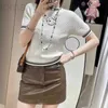 女性のニットTシャツデザイナーパッチ刺繍入りニットセーター女性の春/夏の新しい丸いネックシンプルな色マッチング汎用性短袖TシャツDH7C